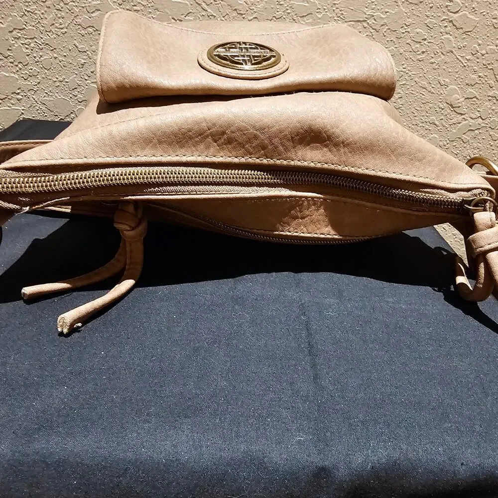 Stone Mountain Crossbody Bag Tan Faux Leather Medium Zip Pocket Adjustable Strap - Picture 9 of 12
